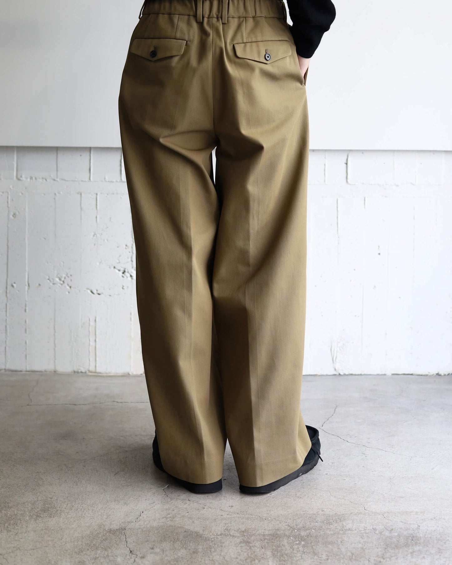 TRIPLE PLEATED WIDE TROUSERS ORGANIC COTTON SURVIVAL CLOTH "BEIGE"