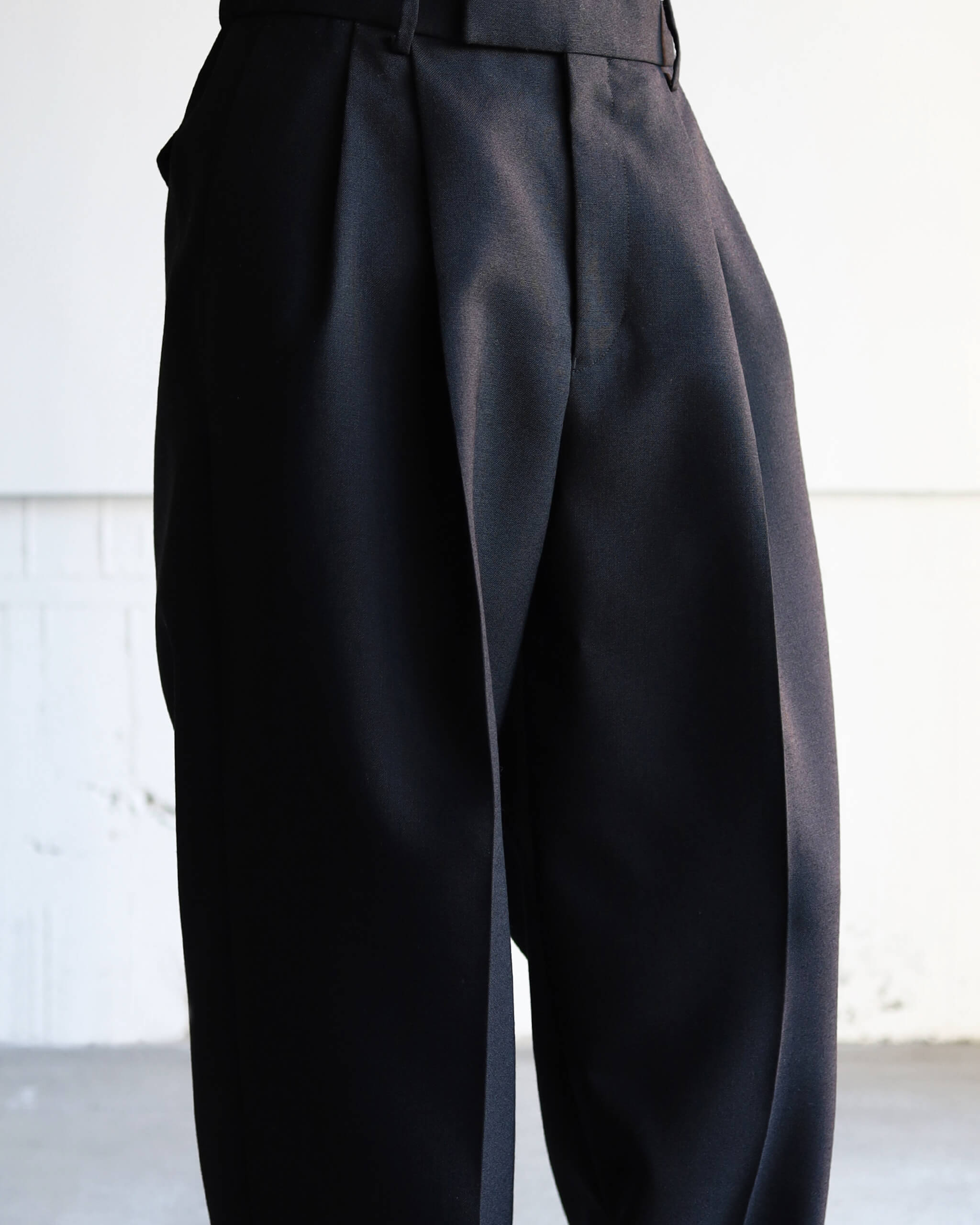 MARKAWARE CLASSIC WIDE TROUSERS 2 ブラック MARKAWARE - DOUBLE PLEATED WIDE TROUSERS - BLACK / オーガニック