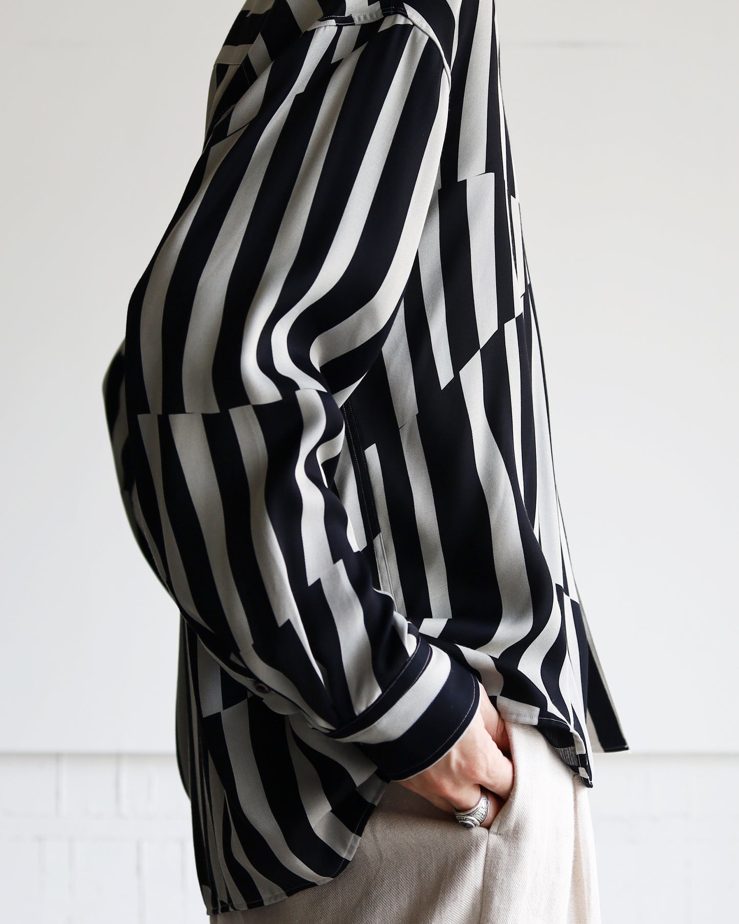OPEN COLLAR SHIRT "WHITE × BLACK"