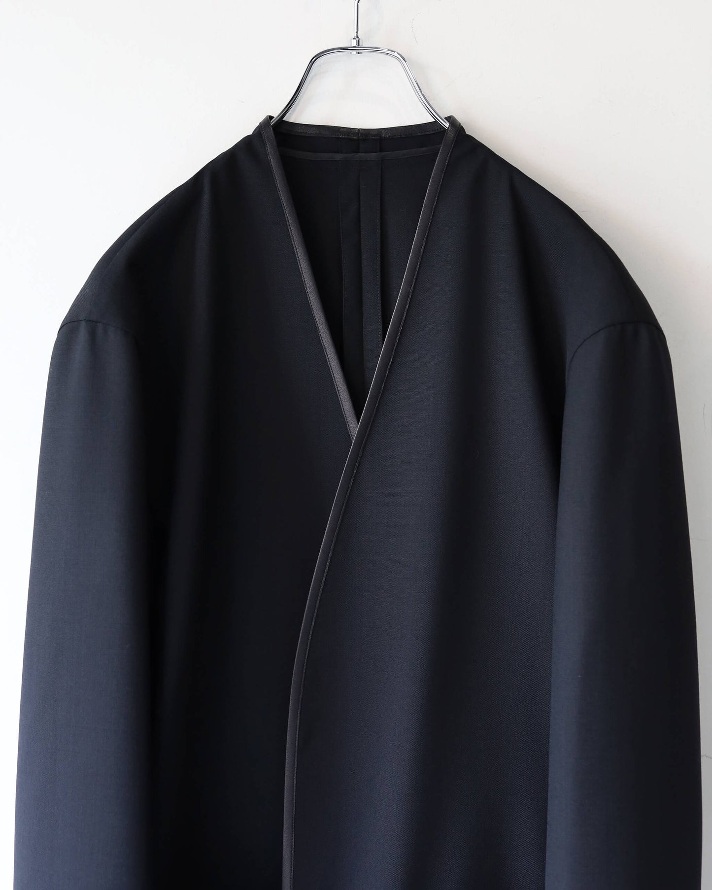 HIGH TWIST WOOL NO-COLLAR JACKET "BLACK"