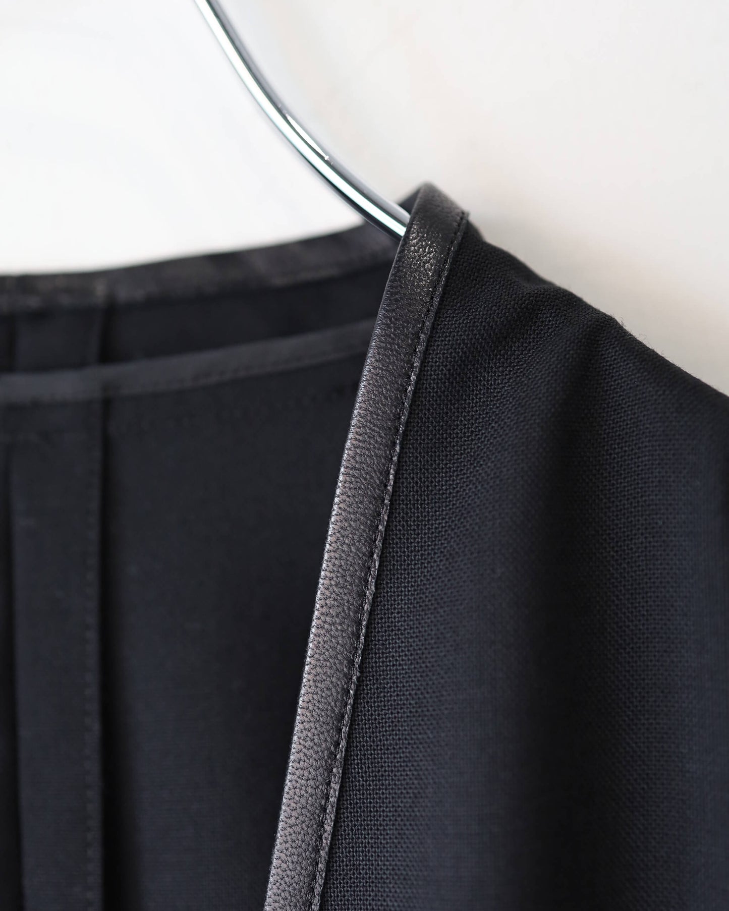 HIGH TWIST WOOL NO-COLLAR JACKET "BLACK"