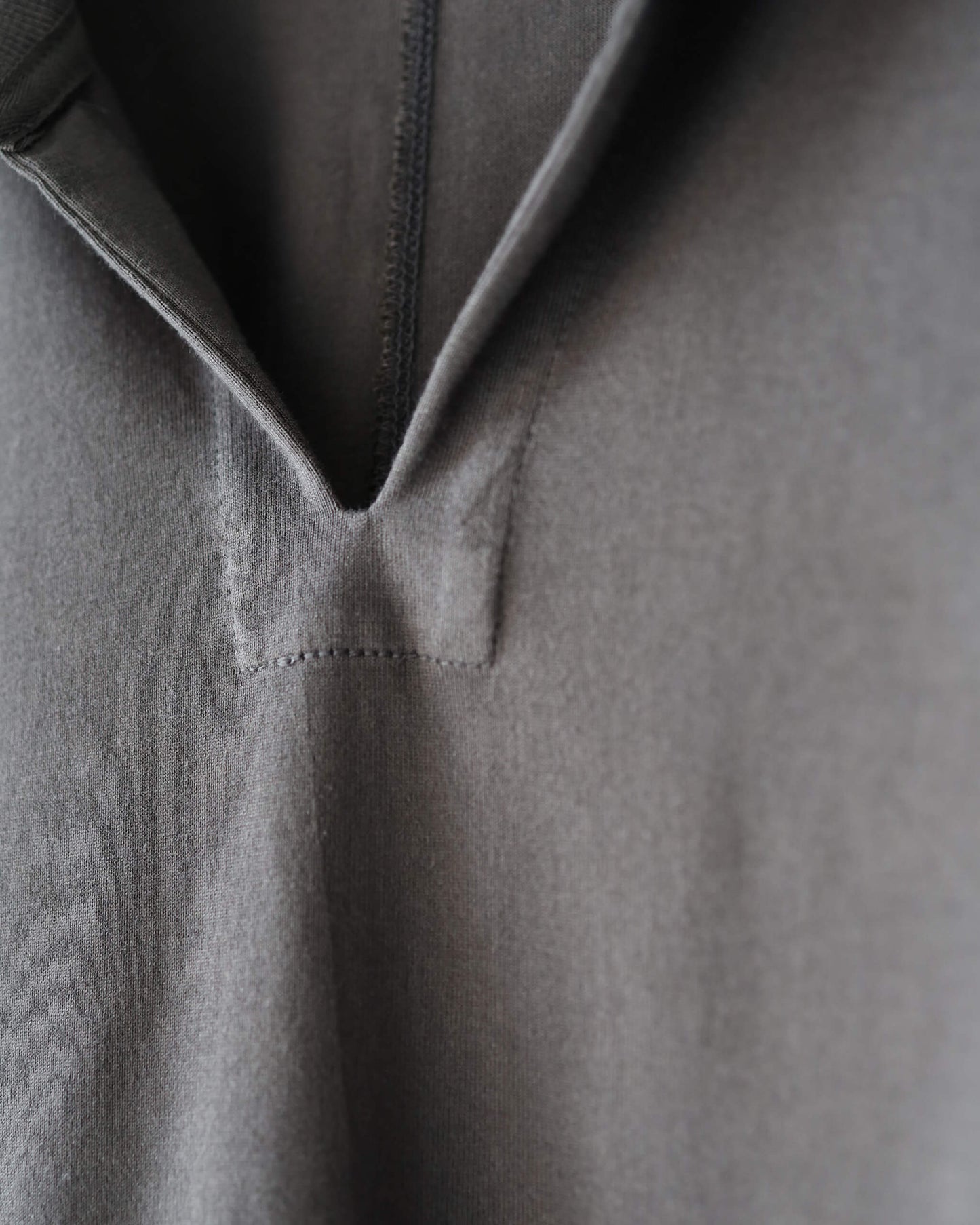 The Pause / CAMELLIA "CHARCOAL GREY"