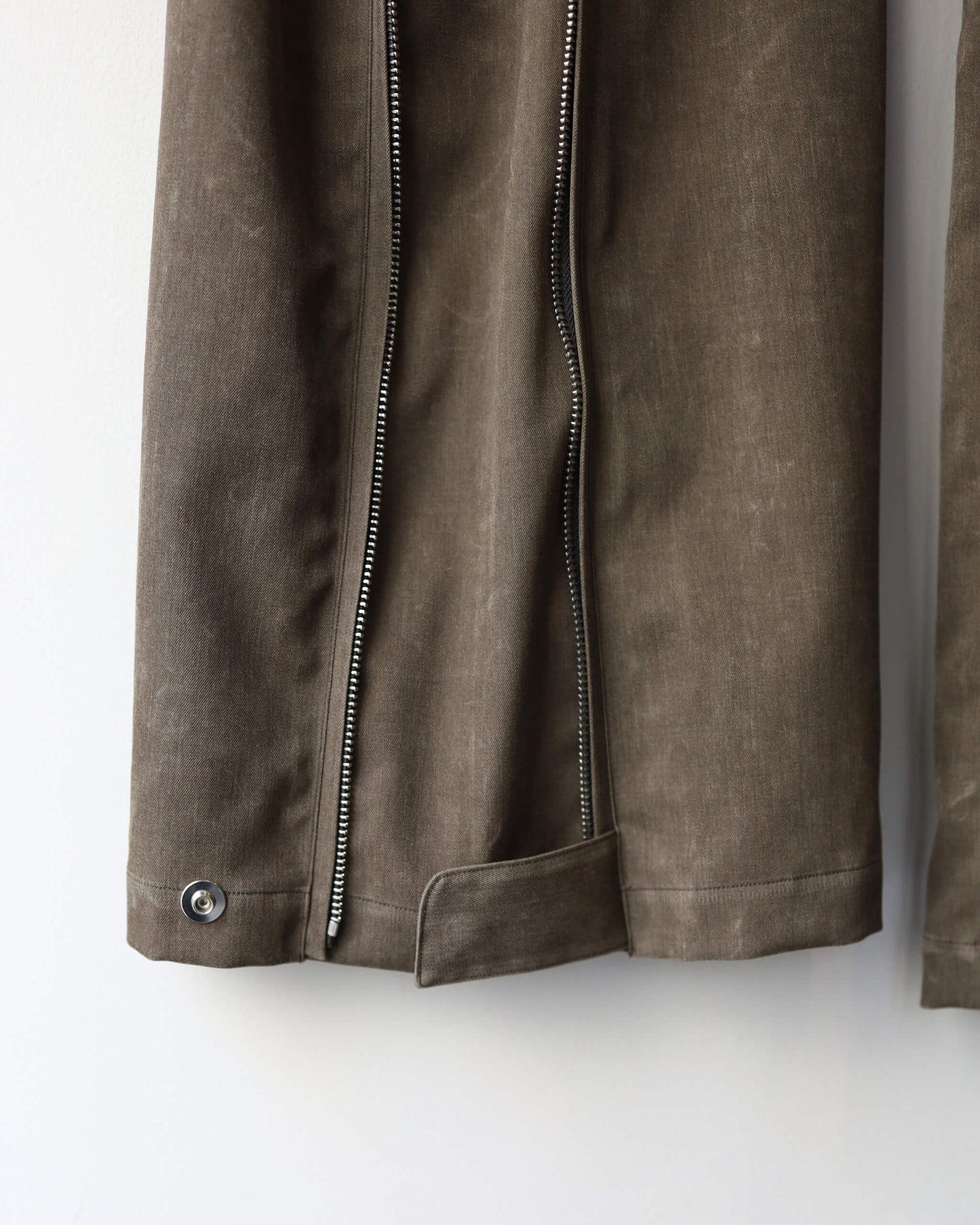 NATURAL DYED WOOL GABARDINE ZIP TROUSERS "KURE"