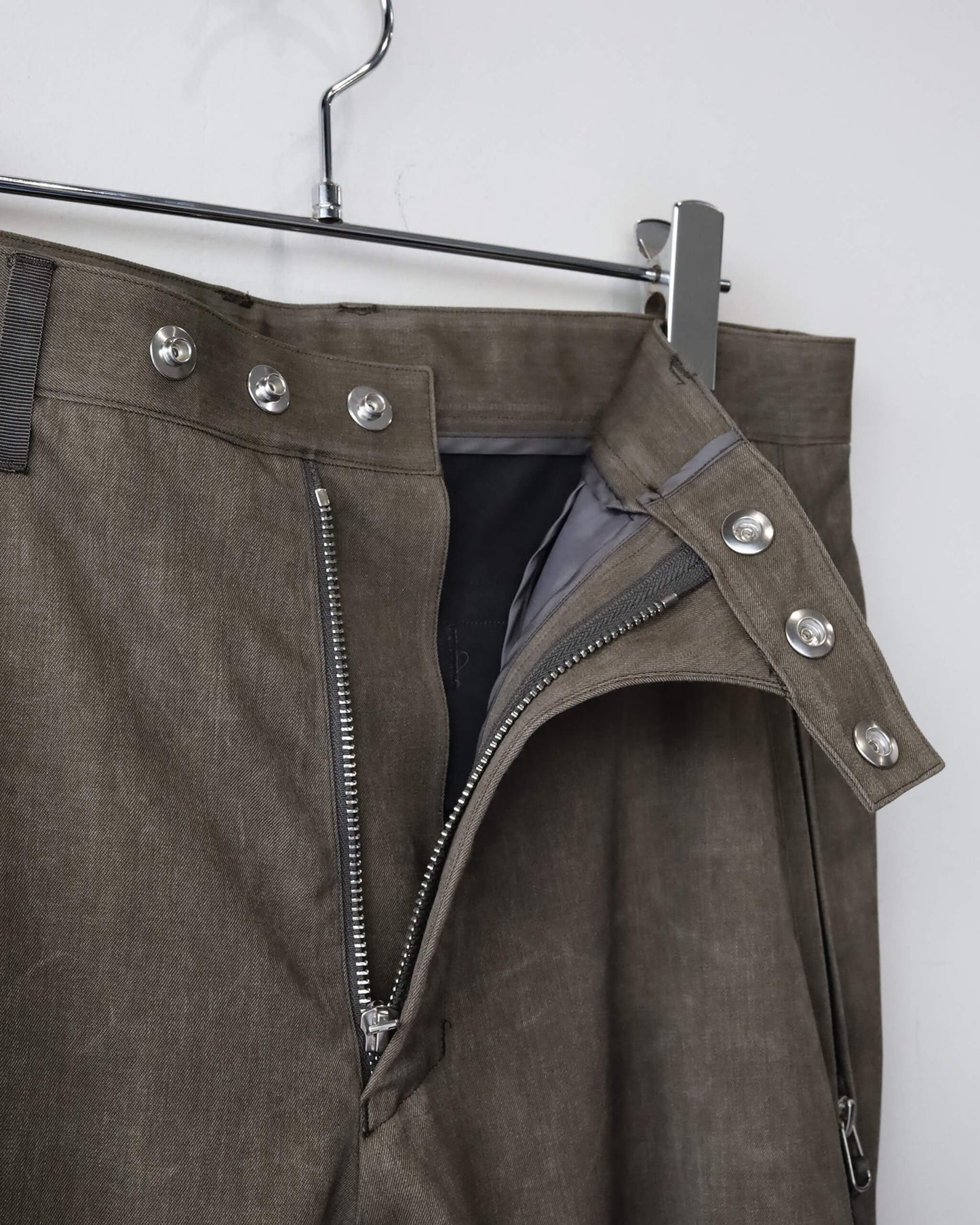 NATURAL DYED WOOL GABARDINE ZIP TROUSERS "KURE"