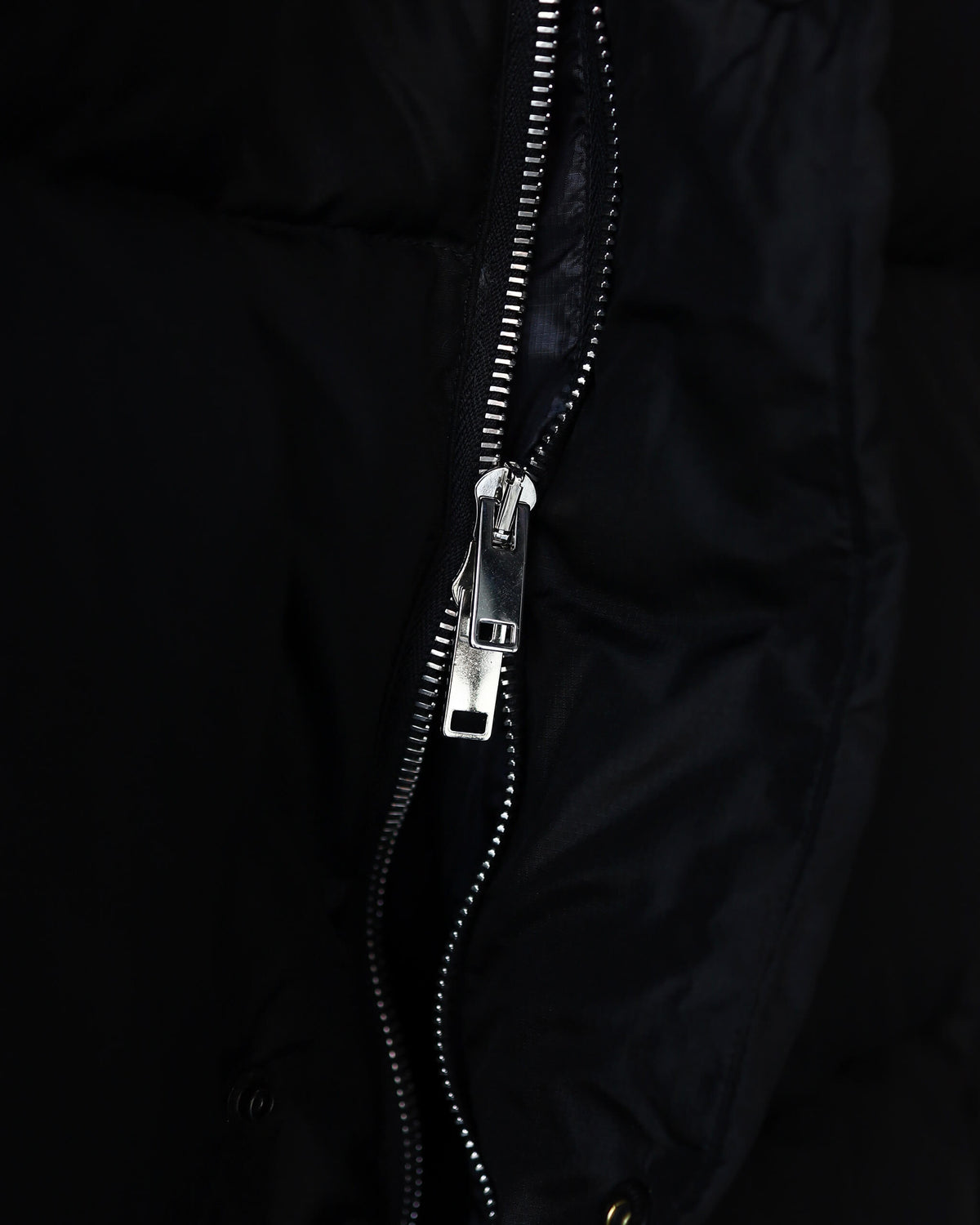 ALPINE SHORT DOWN VEST SILK RIPSTOP "BLACK"