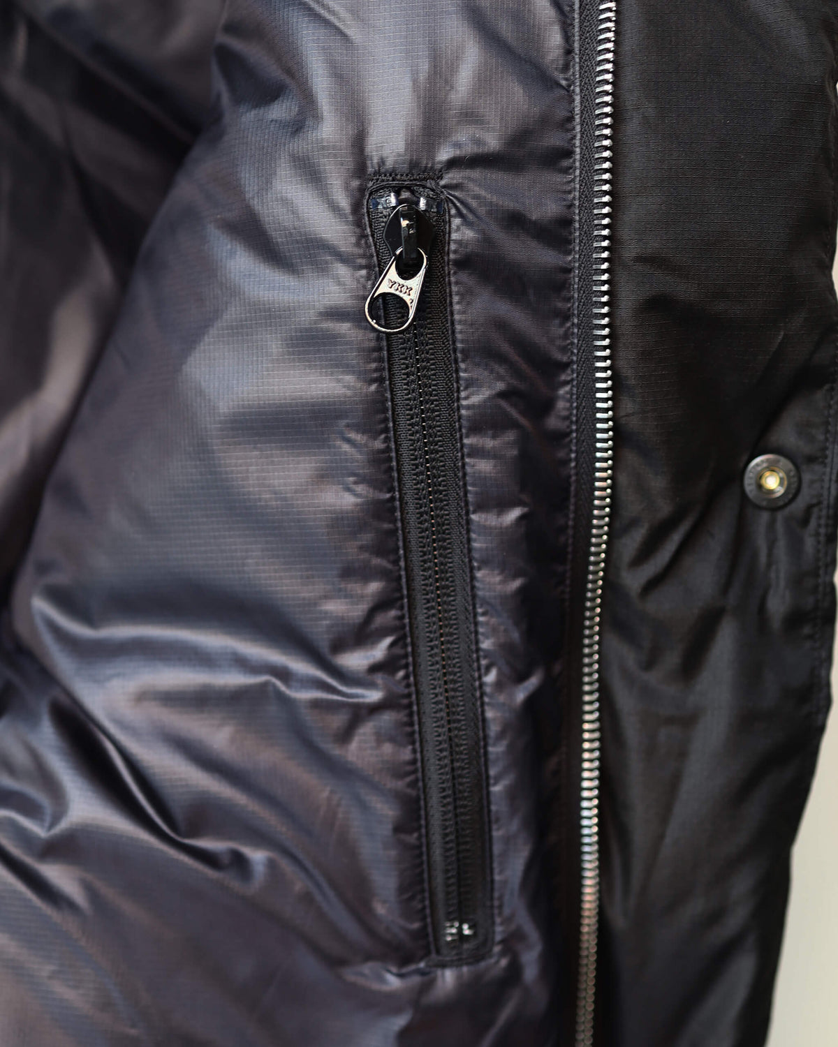 ALPINE SHORT DOWN VEST SILK RIPSTOP "BLACK"