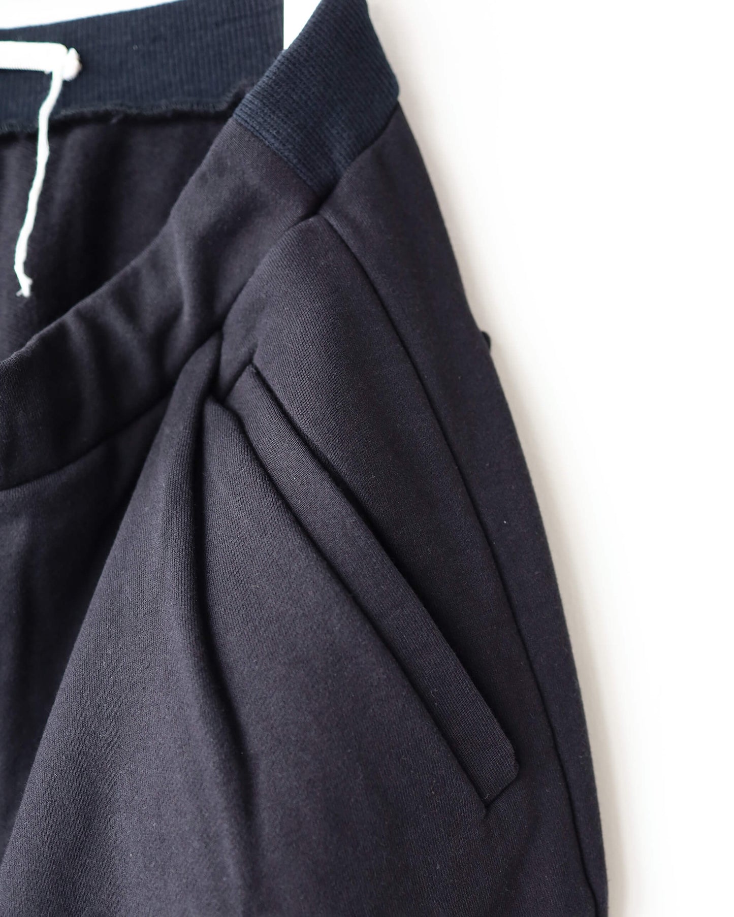 FINE LOOP BACK / PLEAT TRACK TROUSER "BLACK"