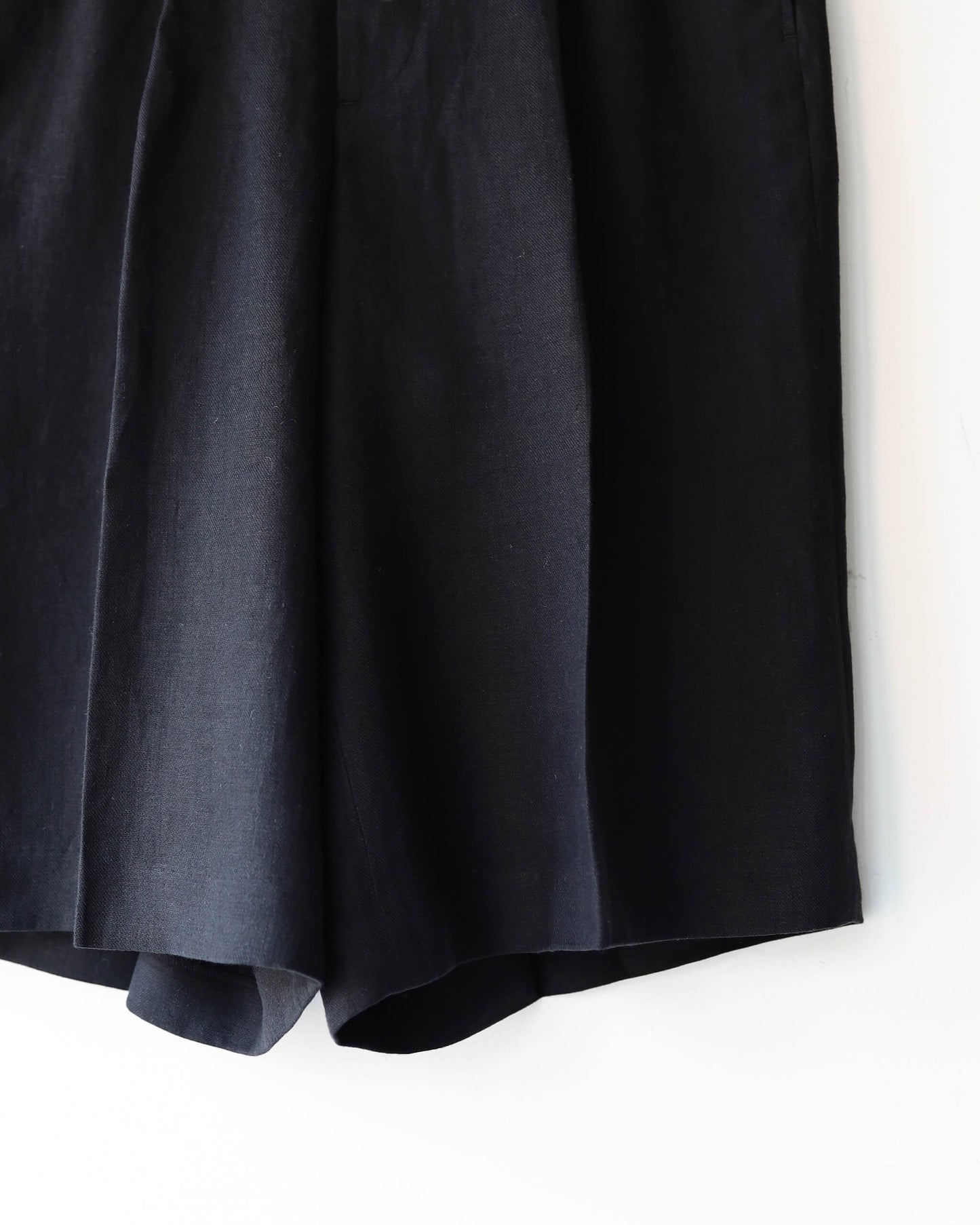 TACKED SHORTS "BLACK"