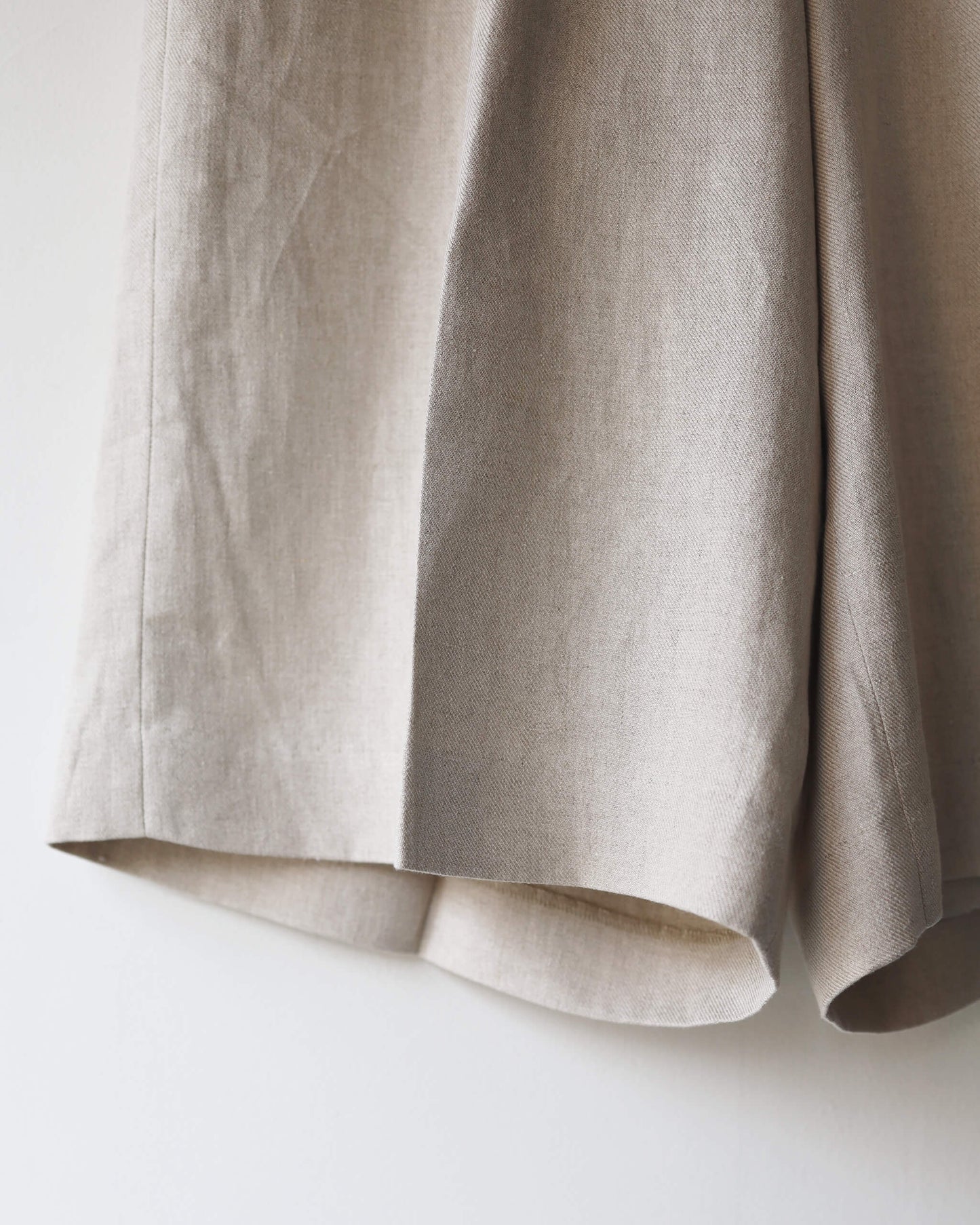 TACKED SHORTS "ECRU"