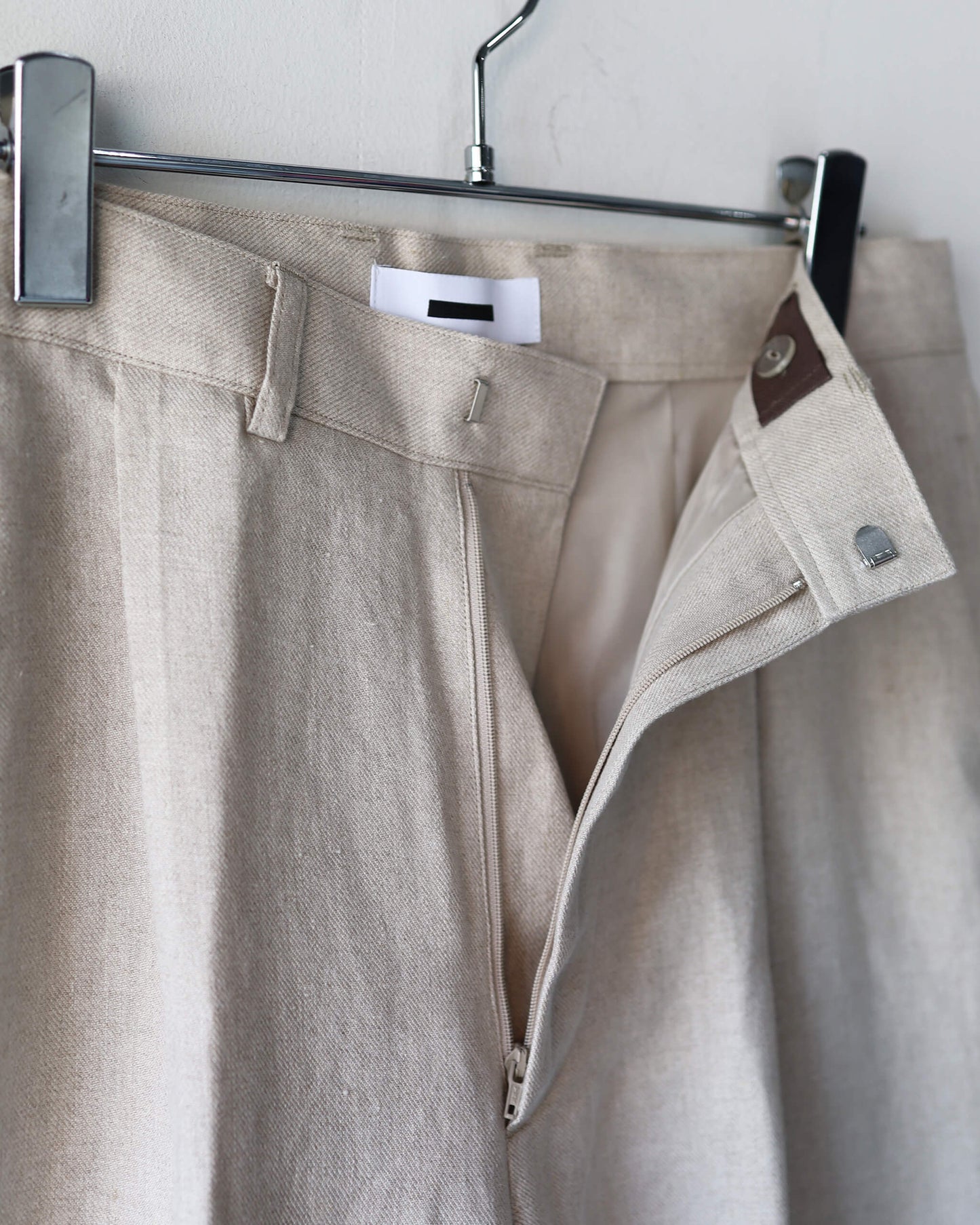 TACKED SHORTS "ECRU"