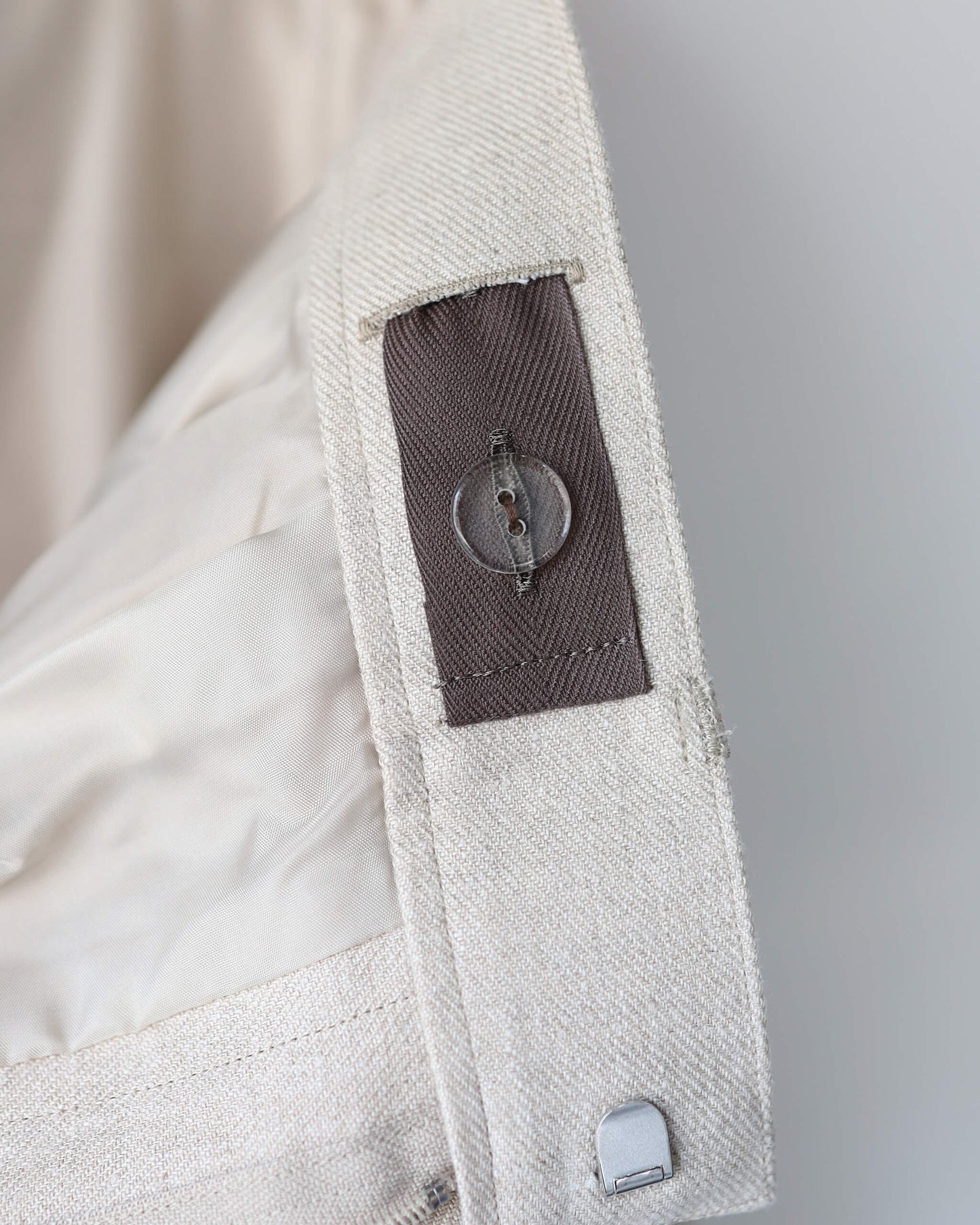 TACKED SHORTS "ECRU"