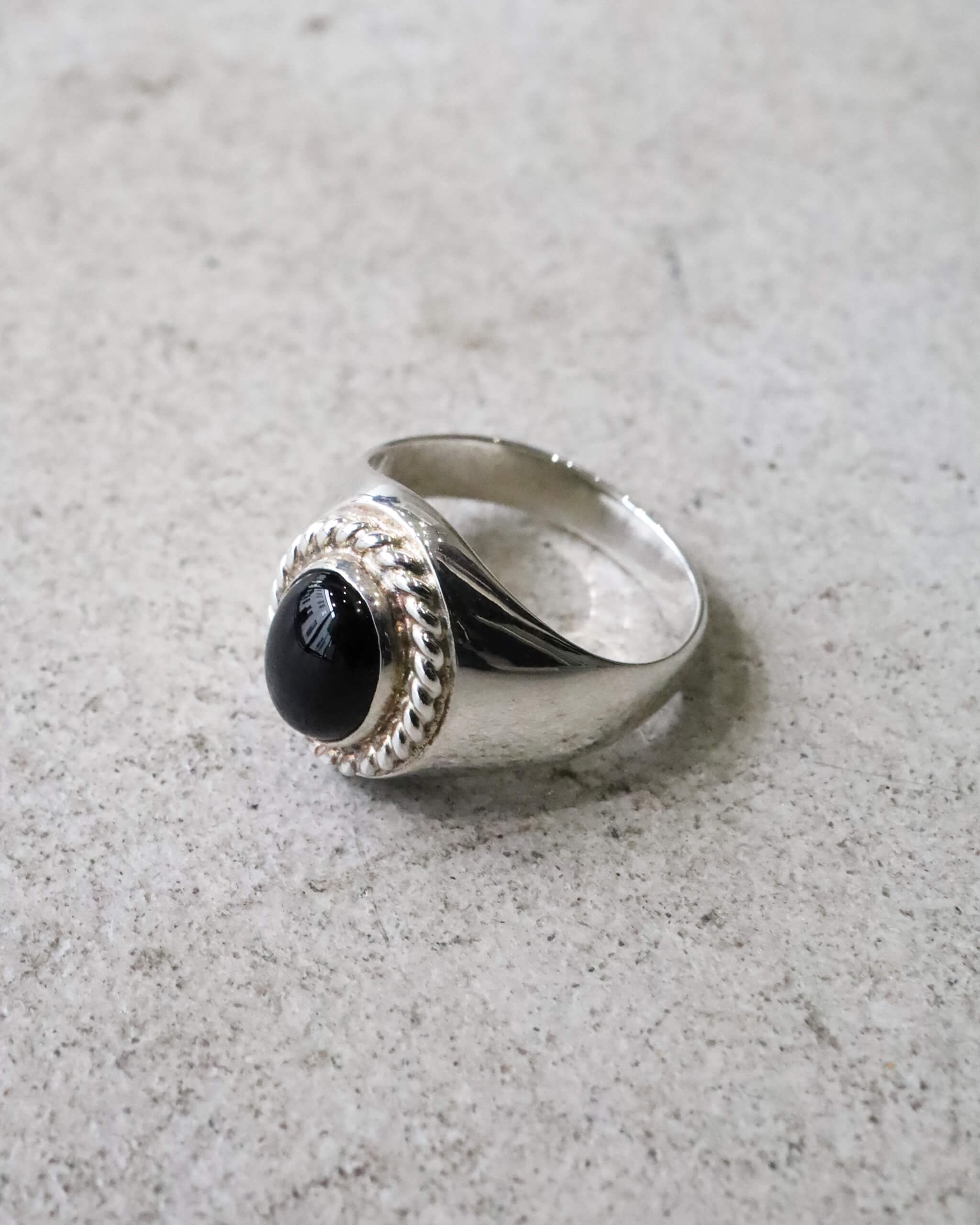 Oval signet ring 